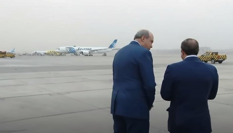 الرئيس السيسي يشاهد طائرة مصر للطيران الجديدة الإيرباص A350-900 عقب عودته من الإمارات