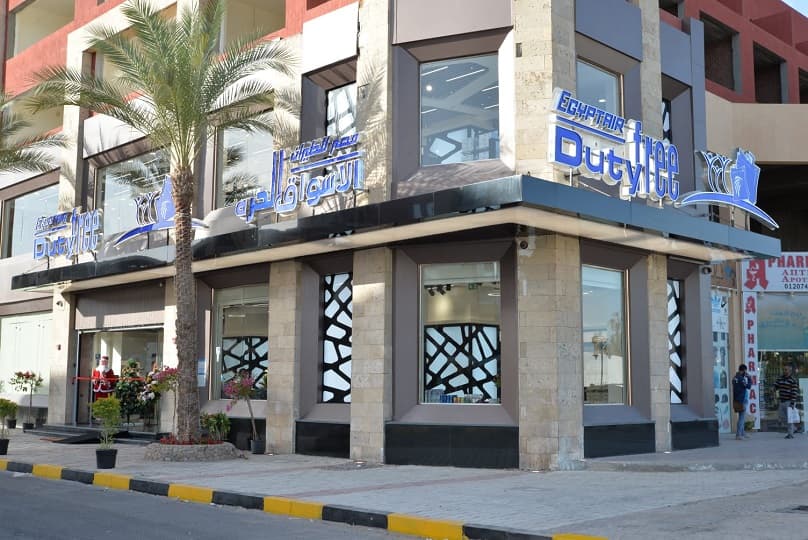 وزير الطيران يفتتح فرع الأسواق الحرة الجديد لمصر للطيران بالممشي السياحي بالغردقة