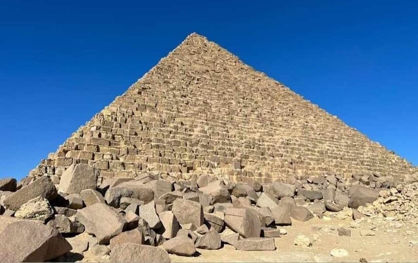 وزير السياحة يقرر تشكيل لجنة علمية لمراجعة مشروع ترميم هرم منكاورع بمنطقة الأهرامات الأثرية