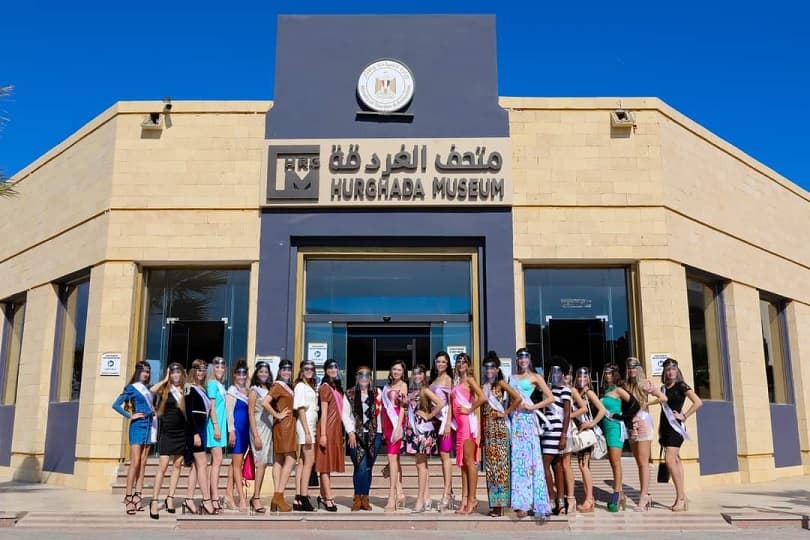 بالصور.. ملكات جمال السياحة والبيئة للمراهقات تزور متحف الغردقة