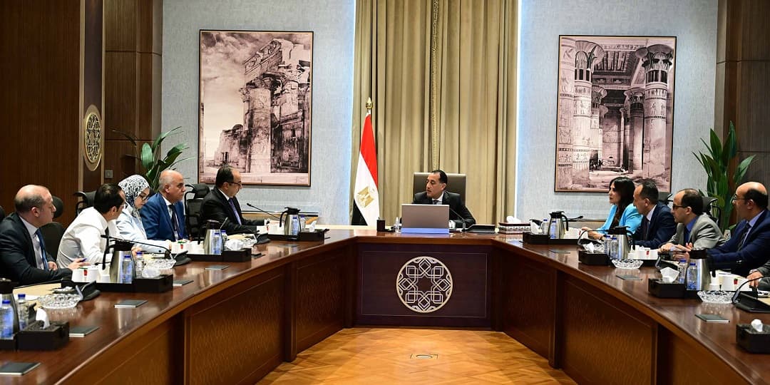 رئيس الوزراء يستعرض الفرص الاستثمارية في قطاع السياحة لزيادة الغرف الفندقية.. تفاصيل