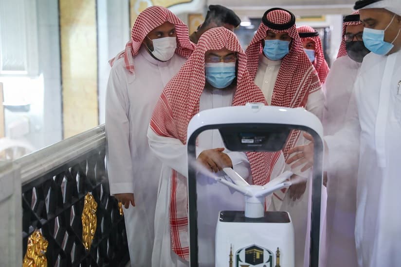 السديس يطلق الروبوت الذكي لمكافحة كورونا في الأماكن المغلقة بالحرمين.. صور