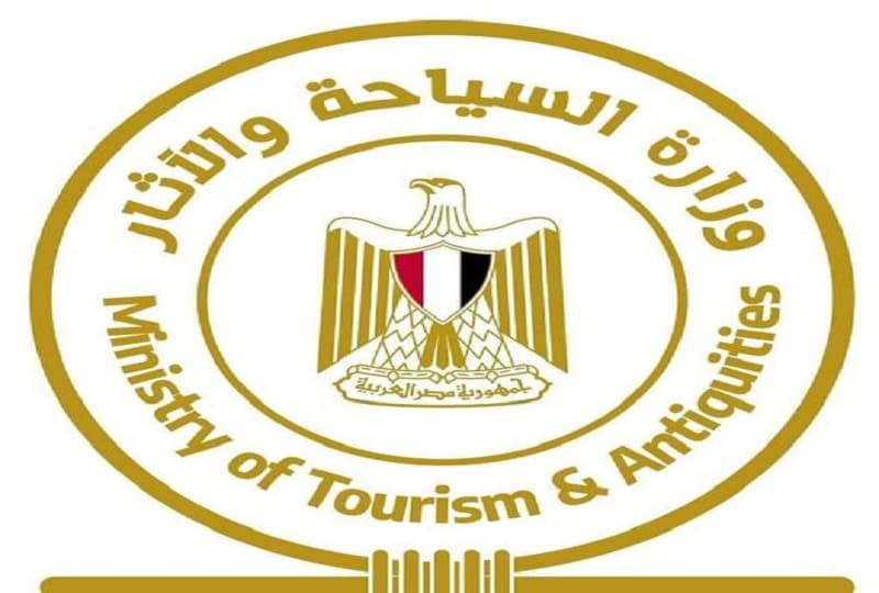 "السياحة والآثار" تفتح تحقيقا بشأن فيديو مشاركة سائحة في ترميم المناظر الجدارية بمعبد الأقصر