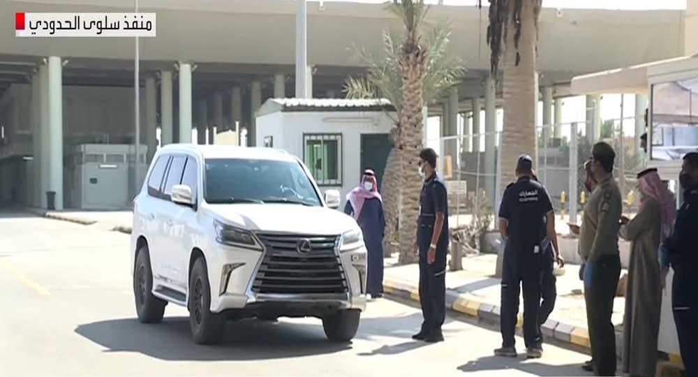بالفيديو.. أول سيارة قطرية تدخل إلى السعودية عبر منفذ سلوى الحدودي