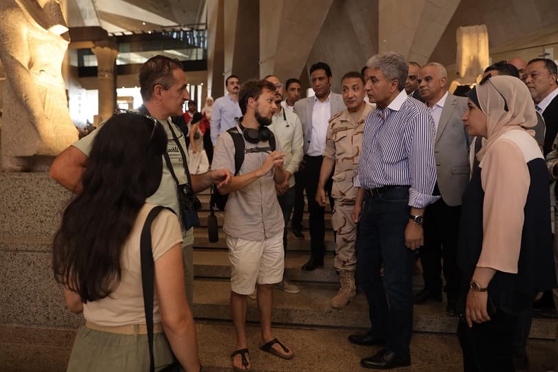 وزير السياحة والآثار يتفقد تطور أعمال المتحف المصري الكبير.. ويلتقي بالسائحين الزائرين (صور)