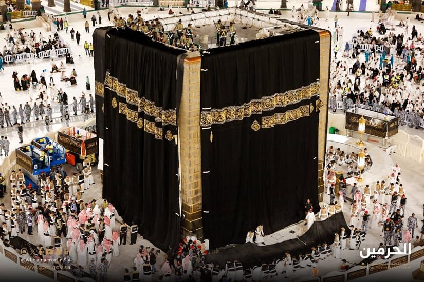 "شئون المسجد الحرام" تقوم بتغيير كسوة الكعبة المشرفة .. صور