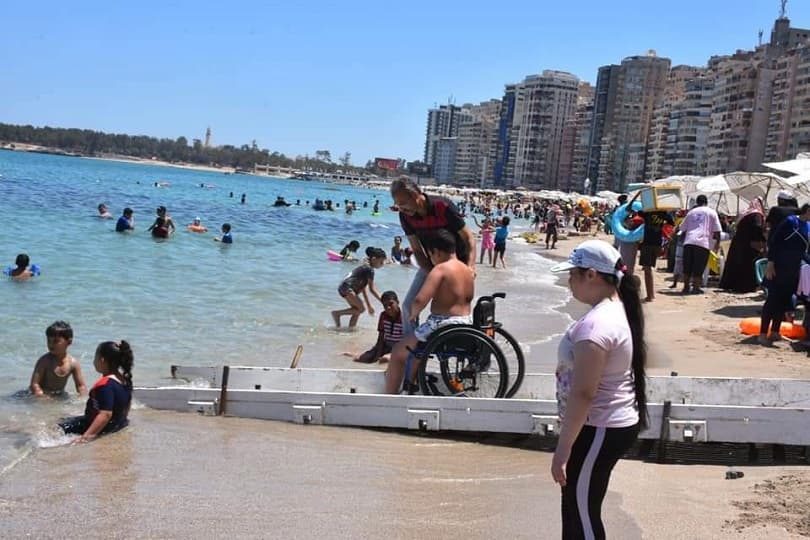 شاطئ المندرة المجاني بالإسكندرية يستقبل أول فوج من ذوي الهمم