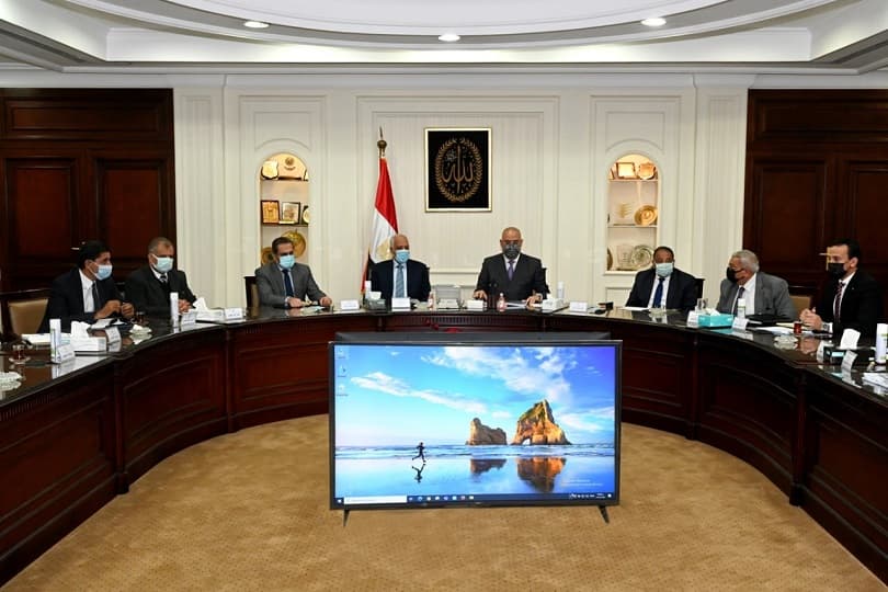 وزير الإسكان يستعرض البدائل التخطيطية لتطوير المنطقة المحيطة بالمتحف المصري الكبير