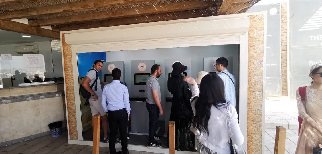 "الأعلى للآثار": تشغيل ماكينات الخدمة الذاتية لشراء تذاكر دخول أهرامات الجيزة