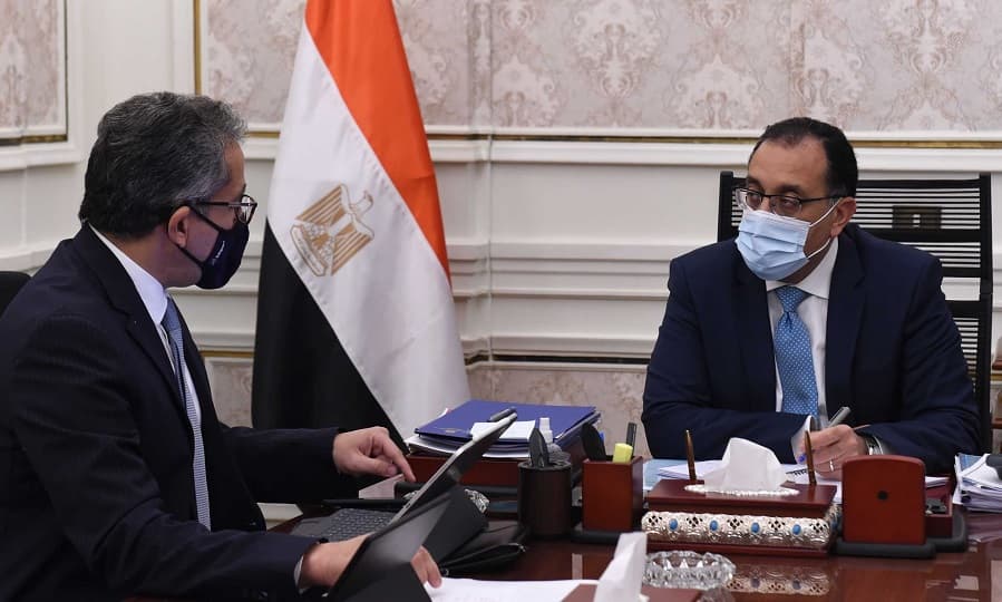 العناني في اجتماعه مع رئيس الوزراء: 3.7 مليون سائح زاروا مصر خلال 2020