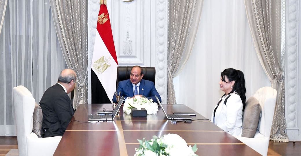 الرئيس السيسي يستعرض مع وزير الطيران الرؤية التفصيلية للنهوض بالقطاع.. بينها تطوير المطارات
