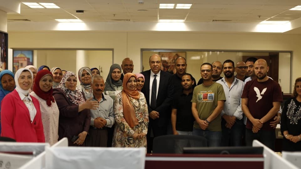 وزير الطيران المدني يلتقي بالعاملين ويتابع سير العمل بمقر الوزارة بالعاصمة الإدارية