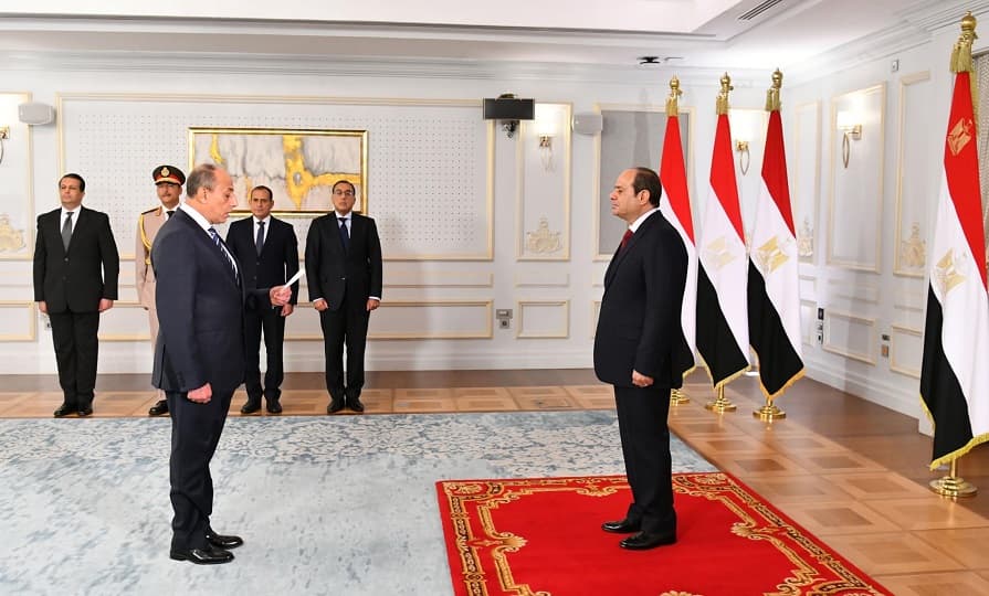 الفريق محمد عباس يؤدي اليمين الدستورية أمام الرئيس السيسي وزيرا للطيران المدني