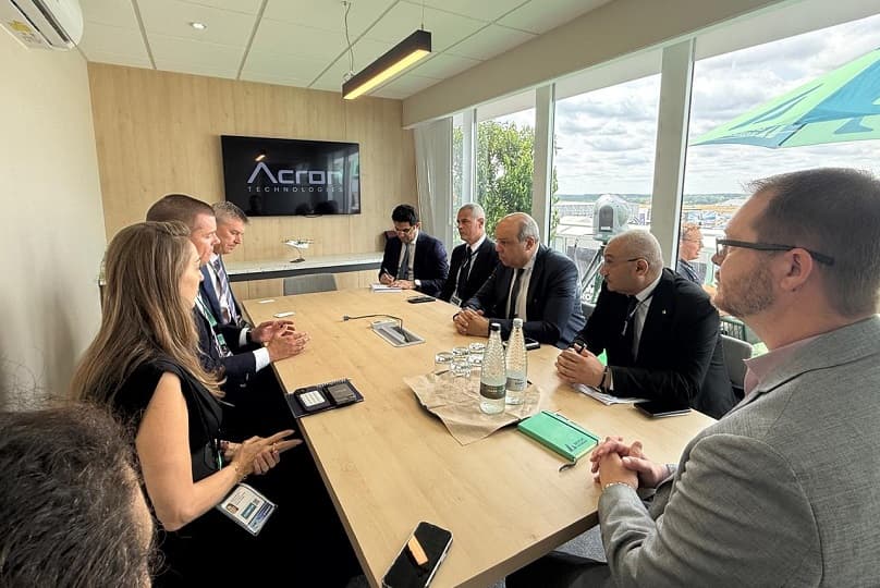 وزير الطيران يبحث مع "Acron Aviation" البريطانية توسيع التعاون في تقنيات التدريب والمحاكاة المتقدمة