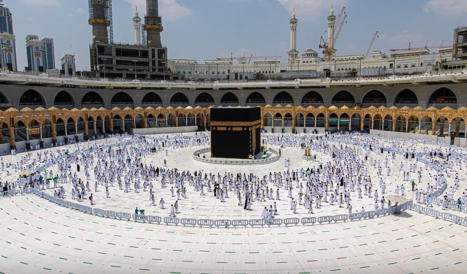 السعودية ترفع عدد المعتمرين إلى 100 ألف يوميا لموسم عمرة 1443هـ بدءا من الغد