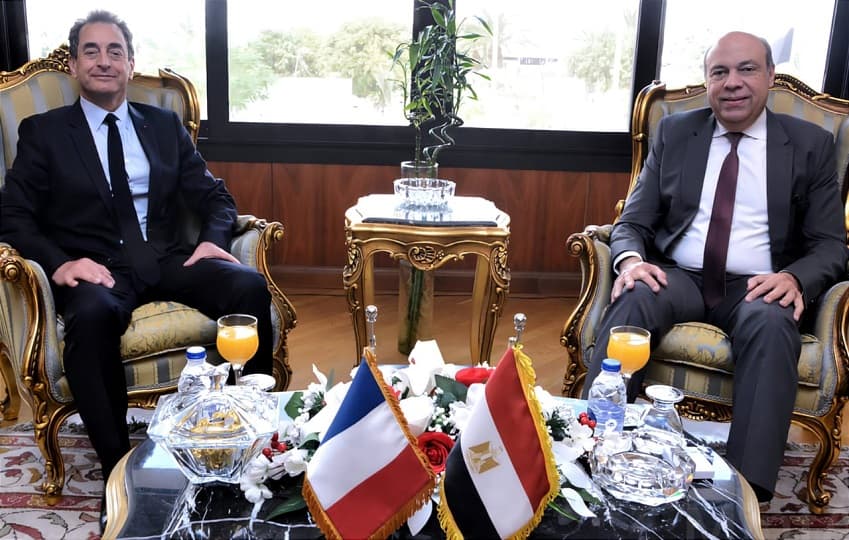 وزير الطيران يبحث مع السفير الفرنسي تعديل اتفاقية النقل الجوي مع مصر والشراكة في تطوير المطارات