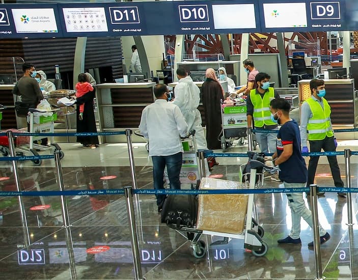 مطارات عمان تلغي شرط الحجر الصحي على المسافرين القادمين المطعمين بدءا من اليوم