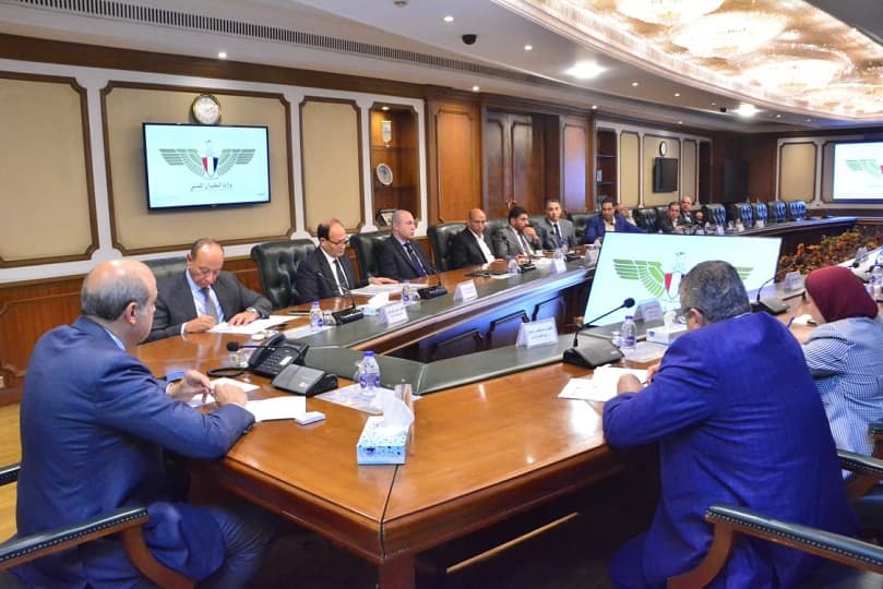 وزير الطيران يستعرض مع مسئولي شركات البالون الطائر التشغيل الحالي والتحديات ومقترحات التطوير
