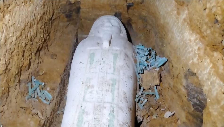 العثور على تابوت حجري بمنطقة آثار الغريفة بالمنيا يعود للأسرة الـ 26