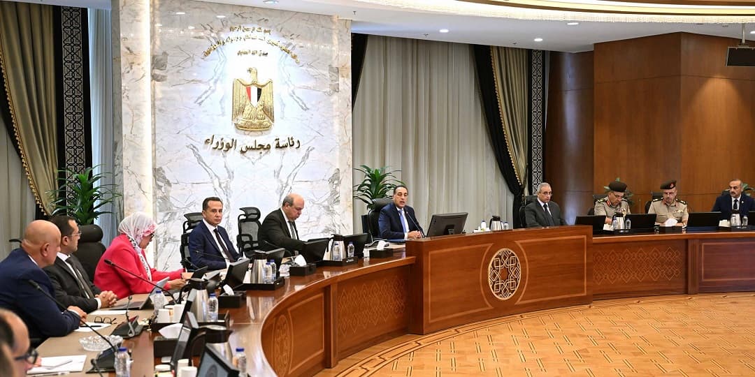 رئيس الوزراء يتابع موقف مشروعات تطوير البنية التحتية وأنظمة التأمين بالمطارات المصرية