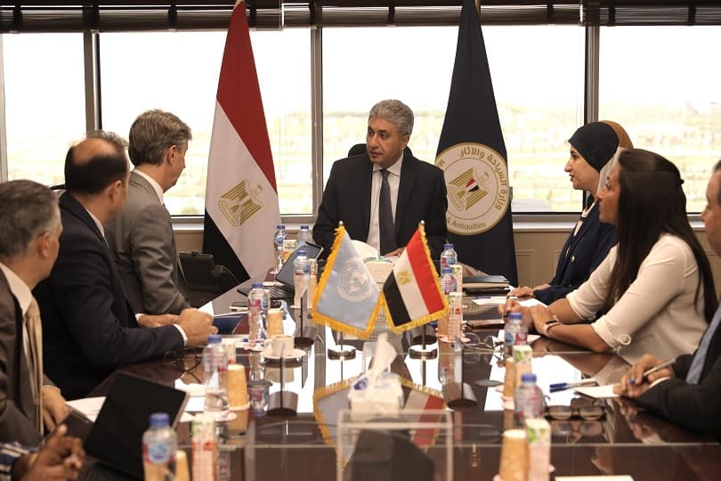 وزير السياحة والآثار وممثل برنامج الأمم المتحدة الإنمائي يبحثان تطوير الأنماط السياحية في مصر