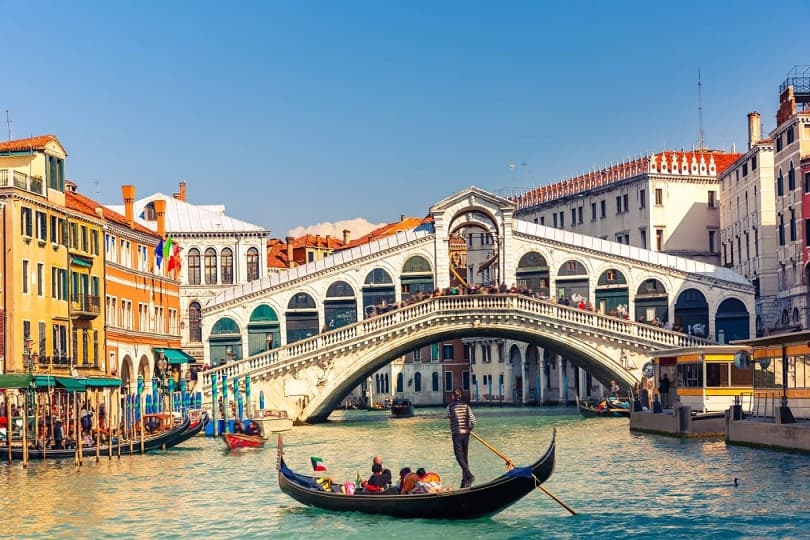 إيطاليا تحذر السائحين والسكان من ارتفاع درجات الحرارة.. وتصدر توصيات للتعامل