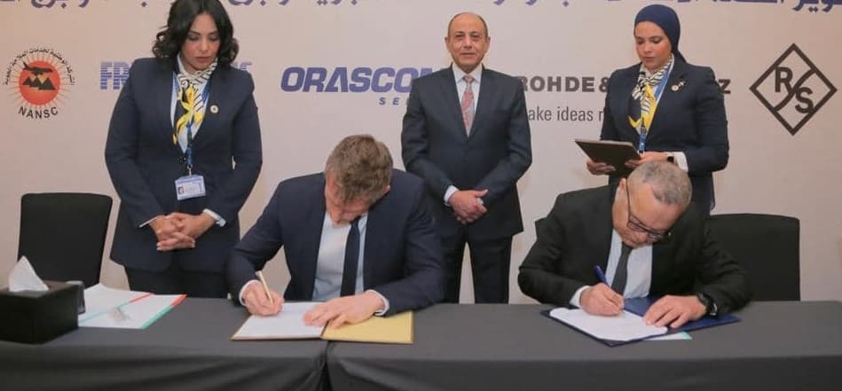 وزير الطيران يشهد توقيع اتفاقية تعاون في مجال نظم اتصالات الملاحة الجوية