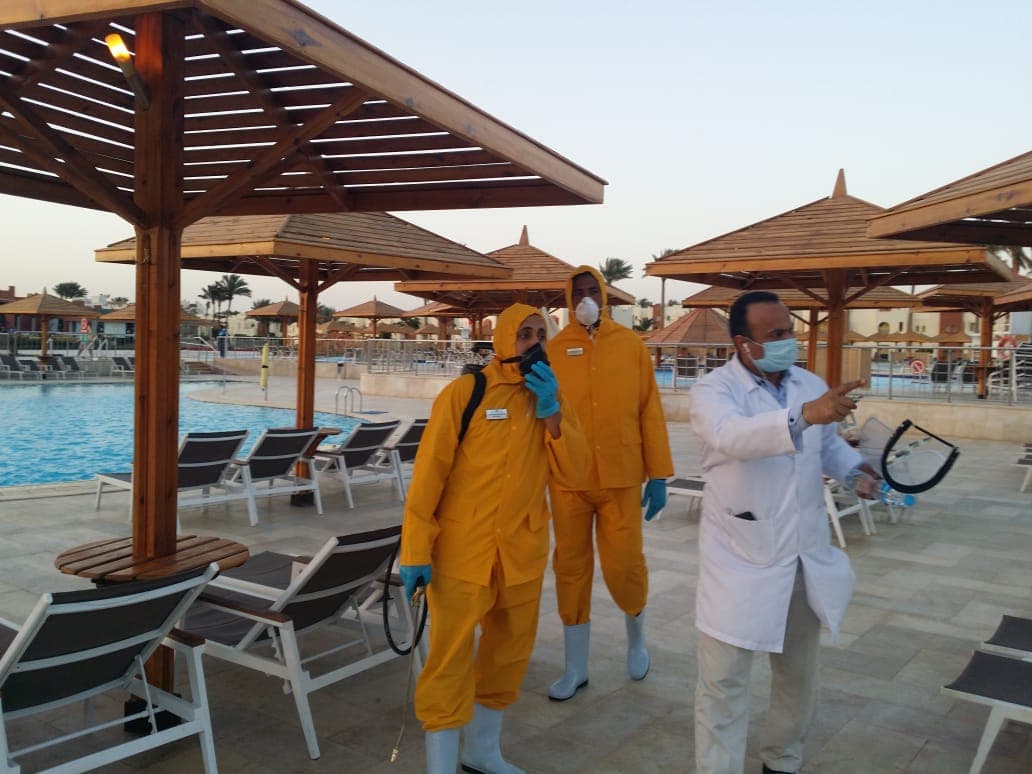 فنادق مكادي بالبحر الأحمر تخضع للتطهير والتعقيم لمواجهة كورونا