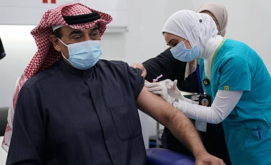 الكويت بدأت التطعيم بلقاح "فايزر" اليوم.. ورئيس الوزراء يحصل على أول جرعة