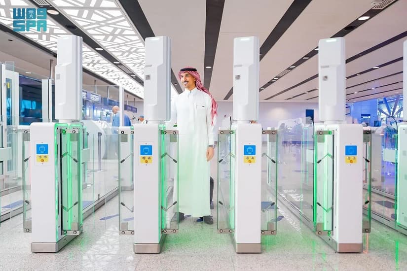مطار الملك عبد العزيز بجدة بالسعودية يفتتح 70 بوابة إلكترونية لإنهاء إجراءات السفر ذاتيا