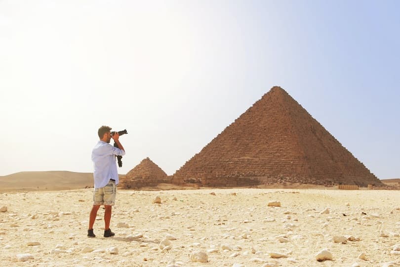 العناني: دراسة قرار ينظم قواعد التصوير بكل أنواعه في الأماكن العامة داخل مصر