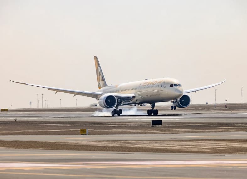 الاتحاد للطيران تتسلم طائرة بوينج 787 دريملاينر في مطار أبوظبي.. تدخل الخدمة اليوم
