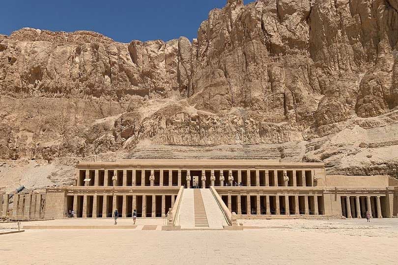 دار أزياء ستيفانو ريتشي العالمية تختار معبد حتشبسوت بالأقصر للاحتفال بيوبيلها الذهبي