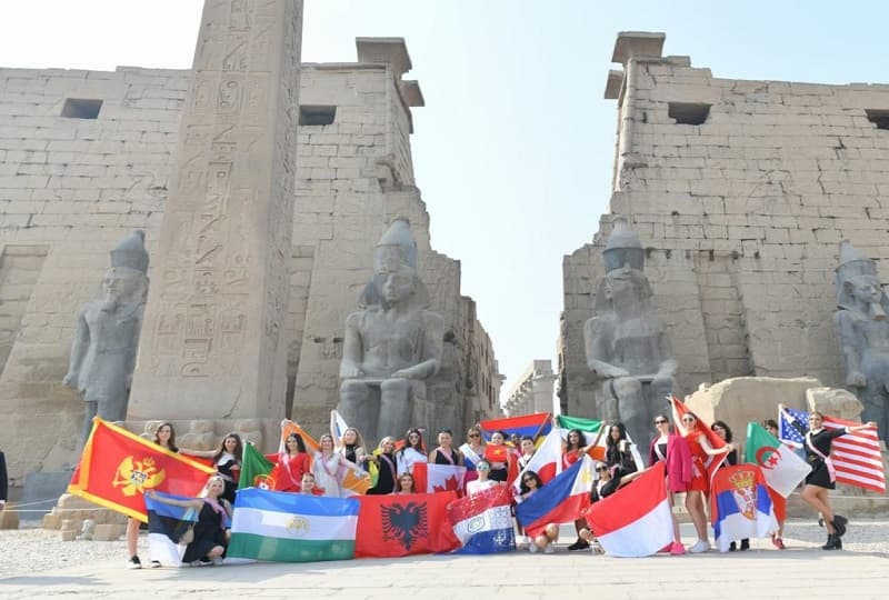زيارة ملكات جمال العالم للسياحة والبيئة للمراهقات 2021 لمعبد الأقصر وطريق الكباش.. صور