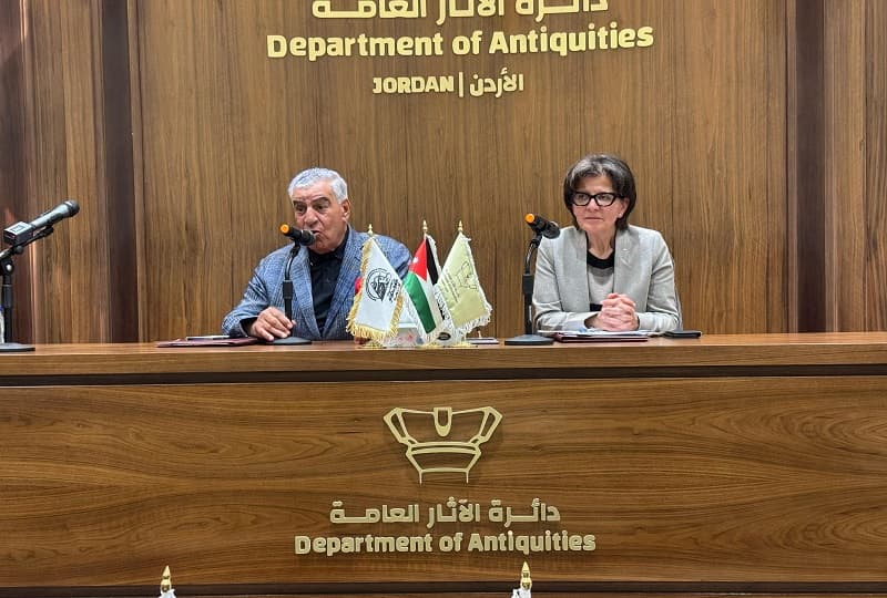 زاهي حواس ووزيرة السياحة الأردنية يعلنان الكشف عن خرطوش ملكي للملك رمسيس الثالث جنوب الأردن