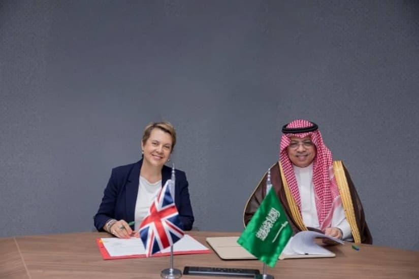 السعودية وبريطانيا توقعان اتفاقية تفتيش موحد لتسهيل حركة المسافرين جوا