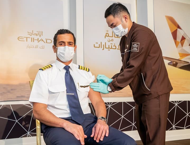 الاتحاد للطيران أول شركة في العالم تعطي لقاح كورونا لجميع أعضاء طاقمها الجوي