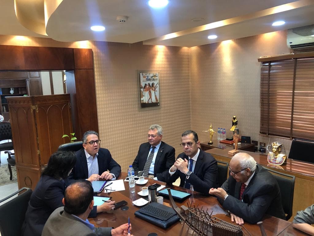 شركات عالمية لتطهير وتعقيم الفنادق.. والعناني يشدد على الالتزام بصرف مستحقات العاملين