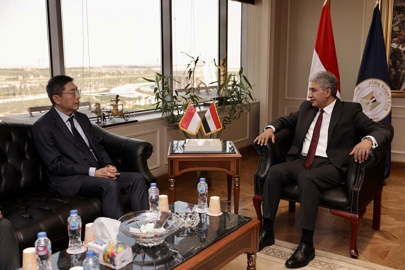 وزير السياحة يبحث مع سفير سنغافورة بالقاهرة فرص الاستثمار الفندقي وزيادة الحركة السياحية