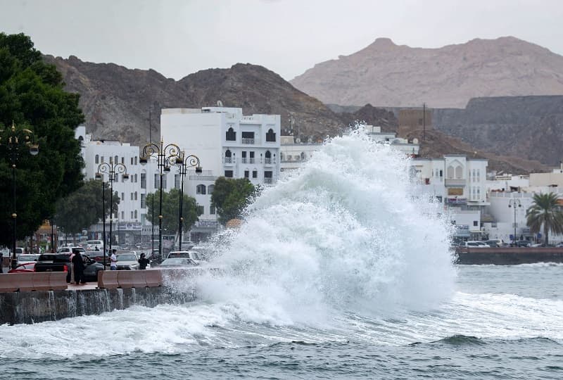"الطيران المدني العمانية": تأثيرات إعصار شاهين على مسقط وجنوب الباطنة مستمرة خلال اليوم