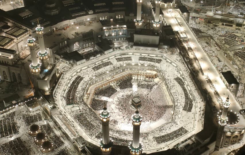 بدء تفويج حجاج السياحة من المدينة إلى مكة استعدادا لأداء مناسك الحج لموسم 1447هـ-2026م