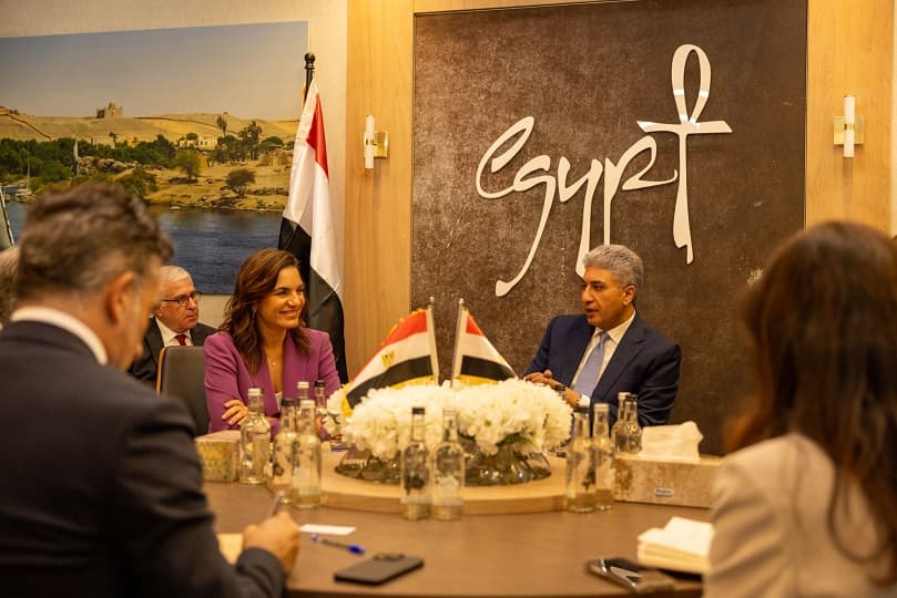 وزير السياحة والآثار يلتقي بوزير السياحة اليونانية على هامش معرض WTM 2024 بلندن