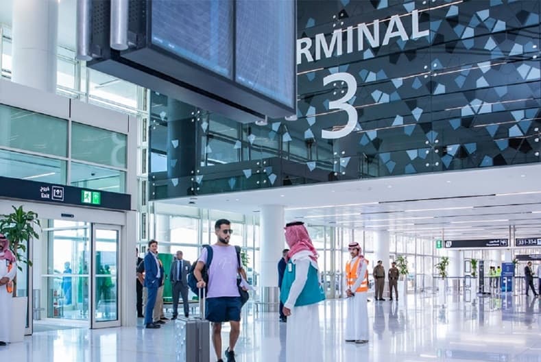 "الطيران المدني" السعودية تصدر تقرير أداء المطارات الداخلية والدولية خلال أبريل 2025
