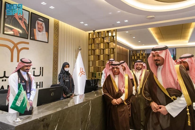 أمير المدينة المنورة يفتتح صالة "التنفيذي" الجديدة في مطار الأمير محمد بن عبد العزيز