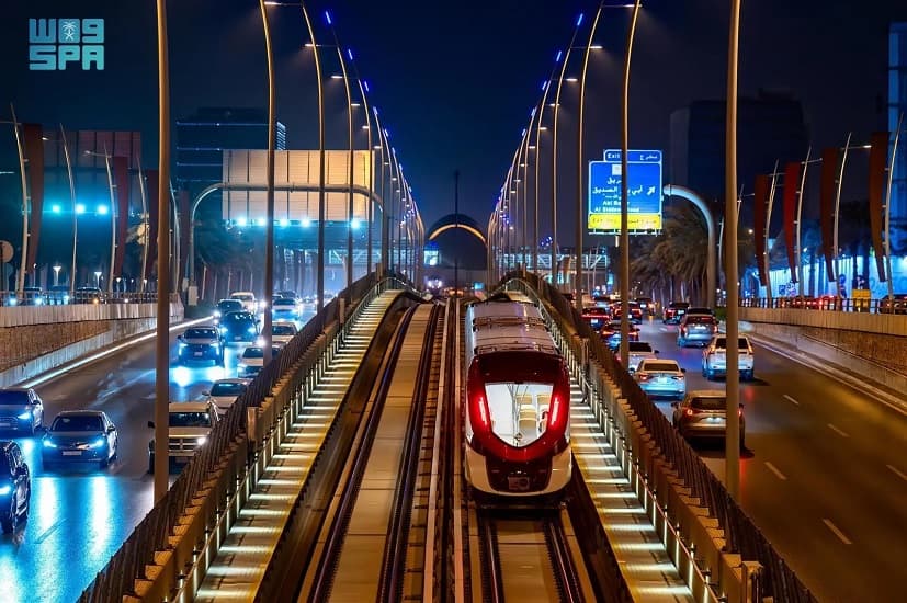 خادم الحرمين الشريفين يفتتح مشروع قطار الرياض بـ6 مسارات و85 محطة تغطي 176 كم