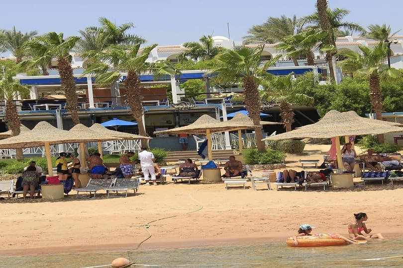عودة السائحين الأوكرانيين إلى المنتجعات السياحية المصرية بعد إلغاء الرحلات إلى بلادهم