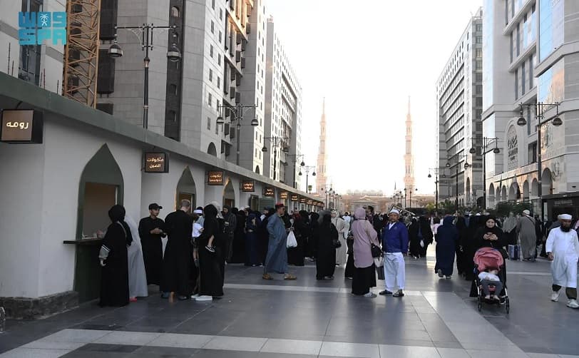 المدينة المنورة توفر لزوارها خيارات متنوعة للتسوق وشراء الهدايا.. صور
