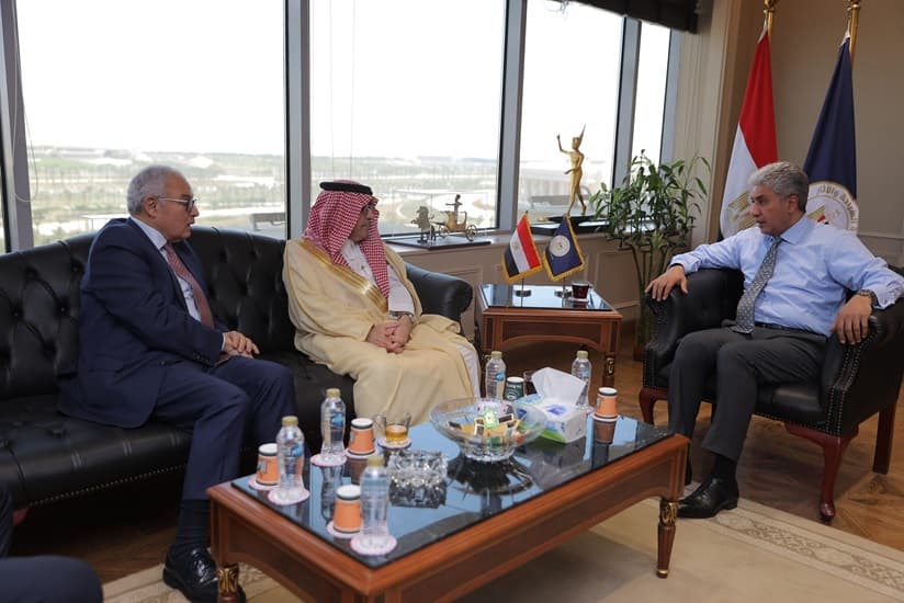 فتحي يبحث مع رئيس المنظمة العربية للسياحة إقامة مؤتمر "دور المصارف في تنمية السياحة العربية" بالقاهرة
