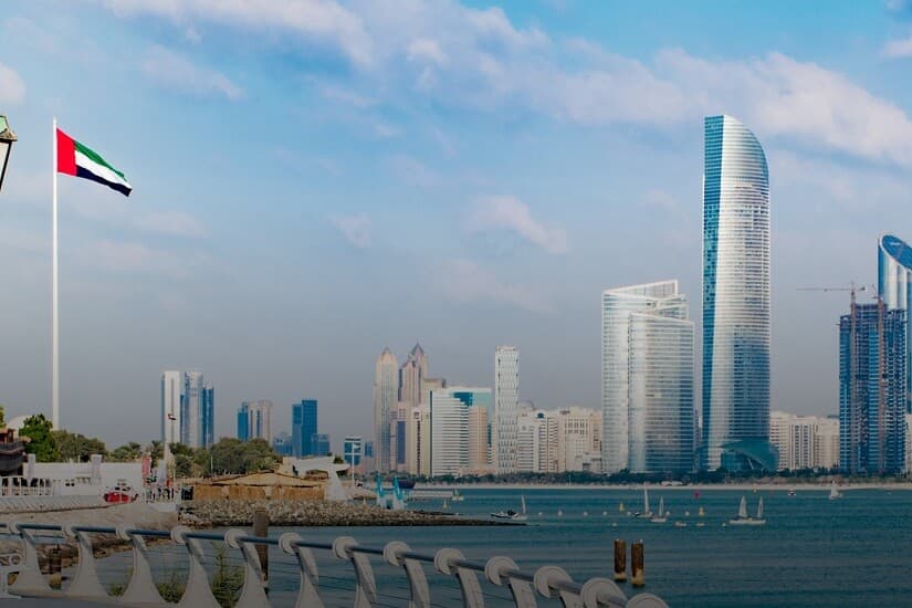 أبوظبي تعلن 71 دولة في "القائمة الخضراء" المحدثة للمسافرين إليها بدءا من 3 يناير 2022
