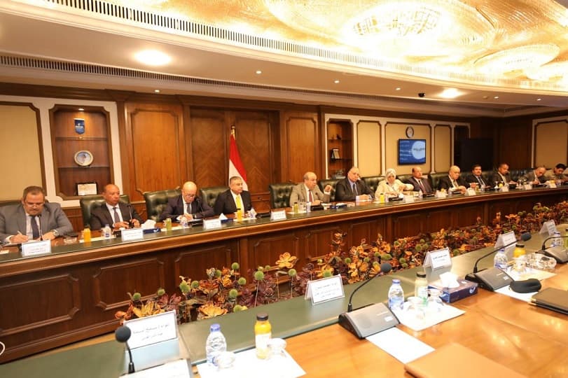 وزير الطيران يستعرض مع الأجهزة المعنية معوقات انسيابية حركة الركاب بالمطارات المصرية